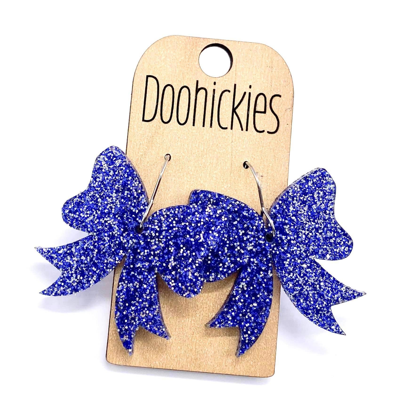 Doohickies - Vente Boucles d'oreilles pendantes - Boucles d'oreilles pendantes avec nœud à paillettes de 1,5" - Boucles d'oreilles personnalisées esprit d'école - 9 options de couleur5