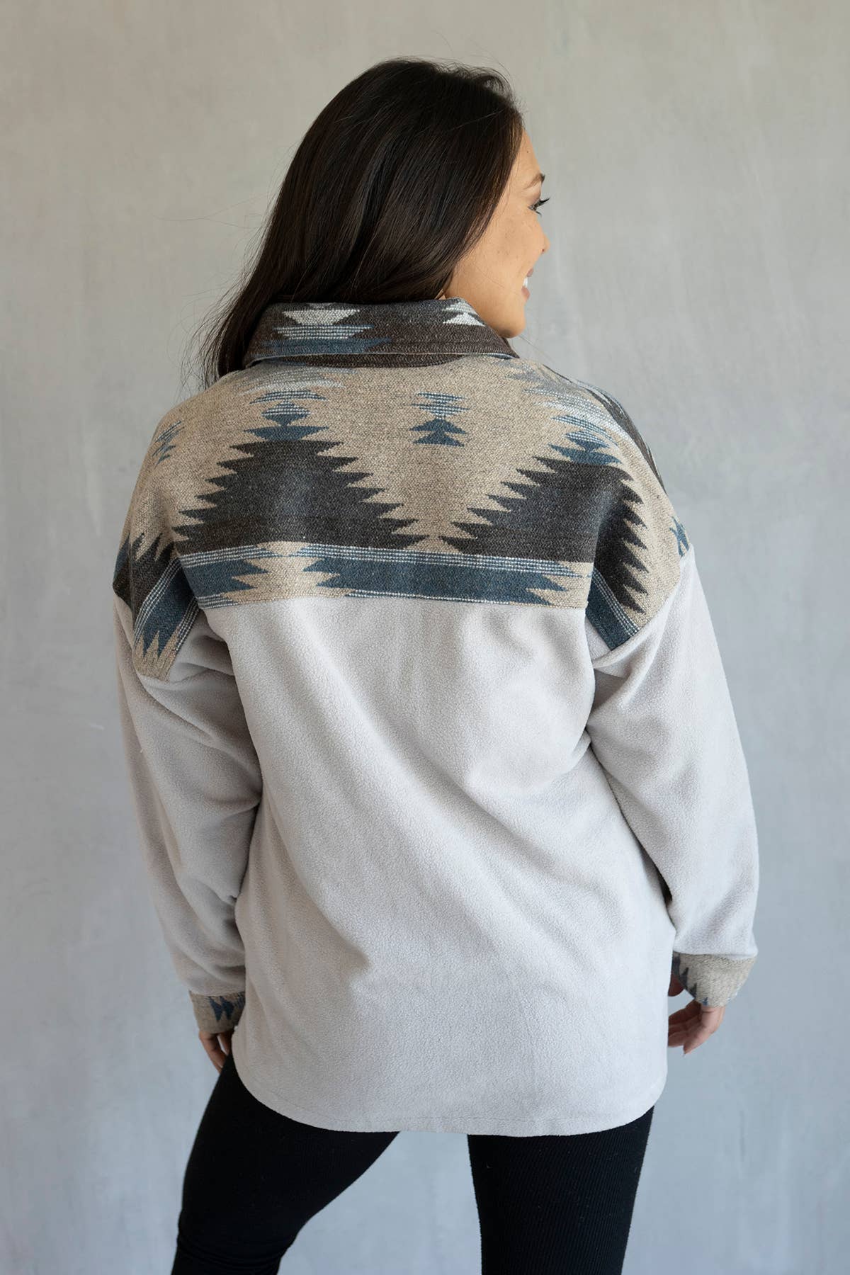 Jen & Co. – Casaco camiseiro – Mulher por atacado – SKT2200 Casaco Camisa com Estampa Flo e Bolsos Frontais4