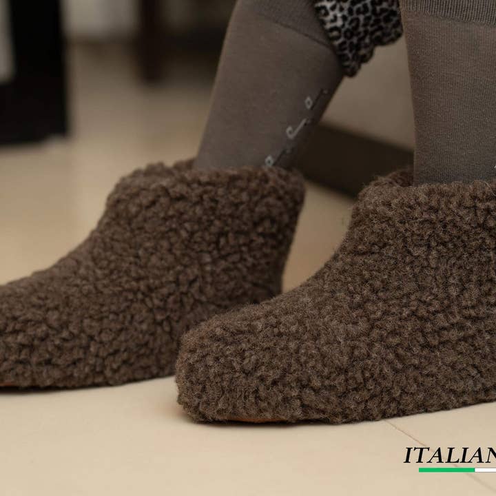 Woollyes Inc - Wholesale Slippers - Women's - Sherpa Woollen Shoes- Mocha Brown4