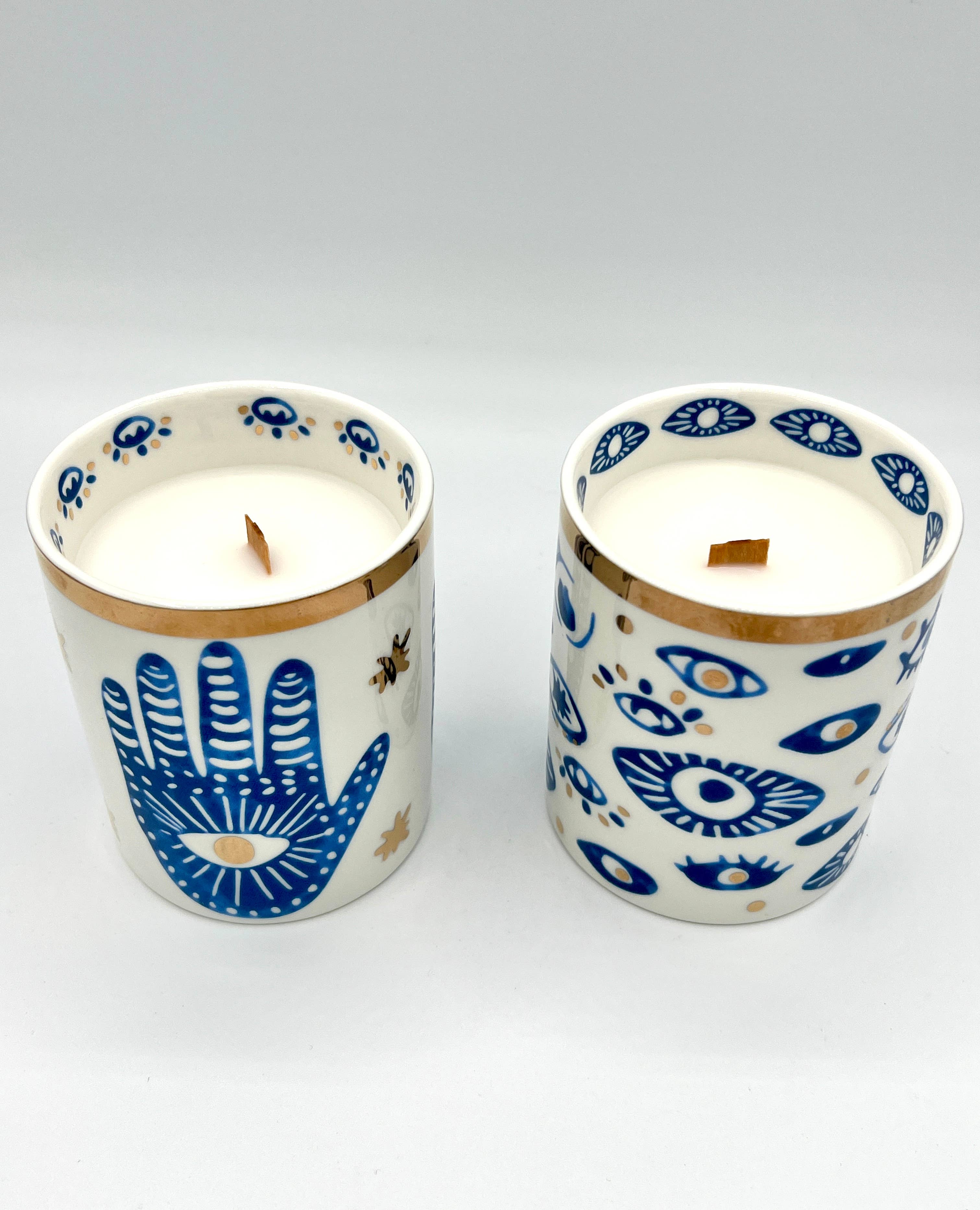 The Sacred Wild Candle Co – Velas de decoração por atacado – Nova vela Hamsa em cerâmica branca com detalhes em ouro e azul10