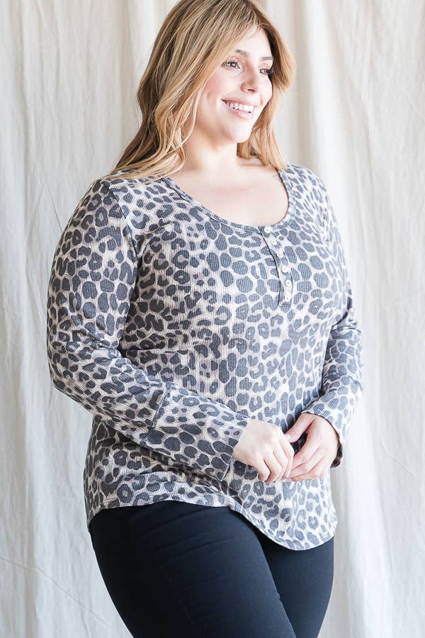 Come mostrato [TAGLIA FORTE] Top Henley a Maniche Lunghe con Scollo a Barca Leopardo T4334XL in vendita all'ingrosso su Faire2