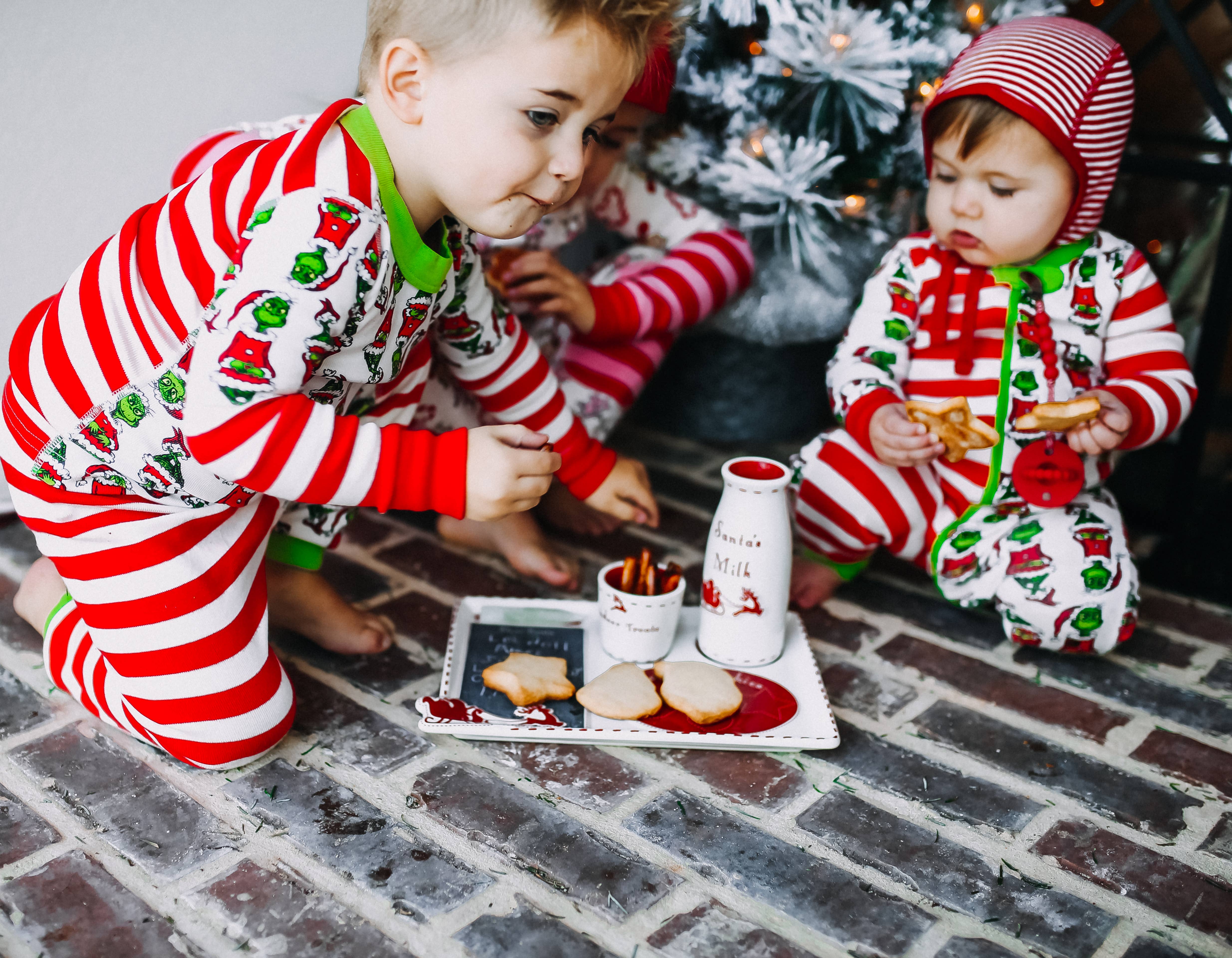 Child To Cherish® - Wholesale Christmas Decoration - Santa's Cookie Platter with Cutters10