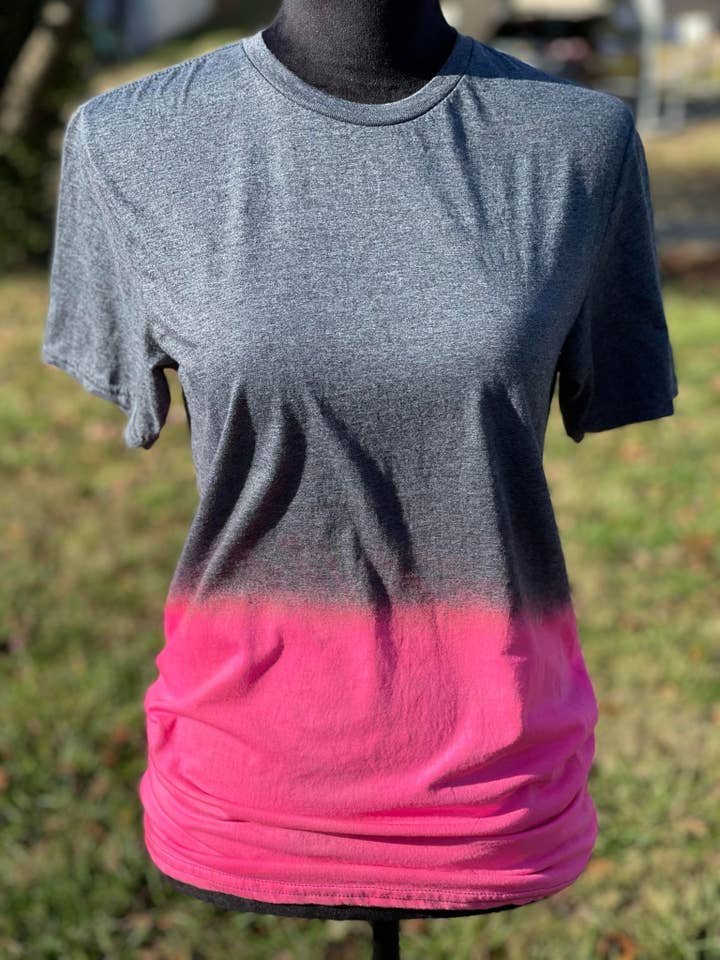 T-shirt unisexe bicolore teint à l'envers gris foncé/rose vif pour la vente par Crowley's Creations, LLC