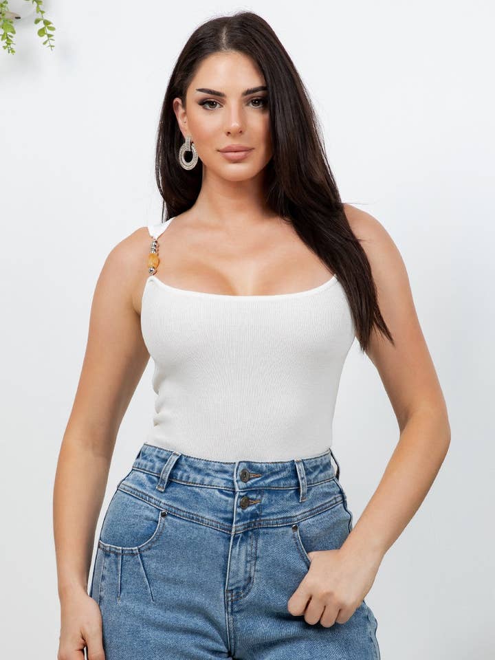 Top a maglia Bluma con accessori in metallo argentato e dettagli di gemme lungo le spalle. per la vendita all'ingrosso da parte di BALBOA