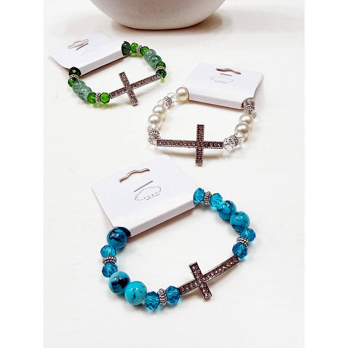 MÉLANGER LA COULEUR Bracelet en perles multicolores avec croix en strass en vente sur Faire3