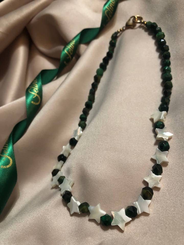 Collier en malachite Pegase pour la vente par Feline Jewelry Studio Universe