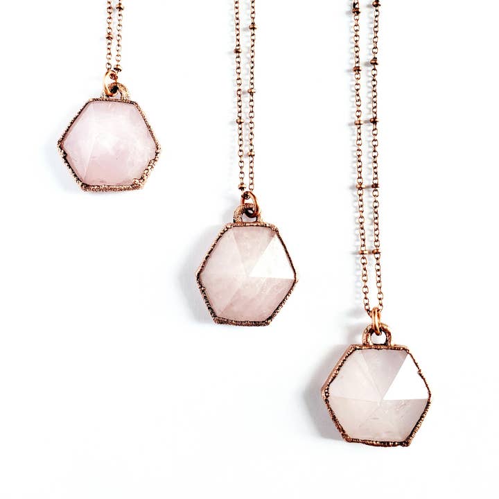 Collier pyramide hexagonale en quartz rose pour la vente par MergingMetals