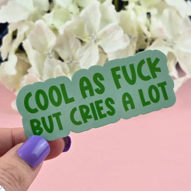 Vandtæt klistermærke - Sej som fanden, men græder meget - Sarkastisk klistermærke - Sjovt klistermærke - Frækt for engroshandel hos The Grumpy Tortoise