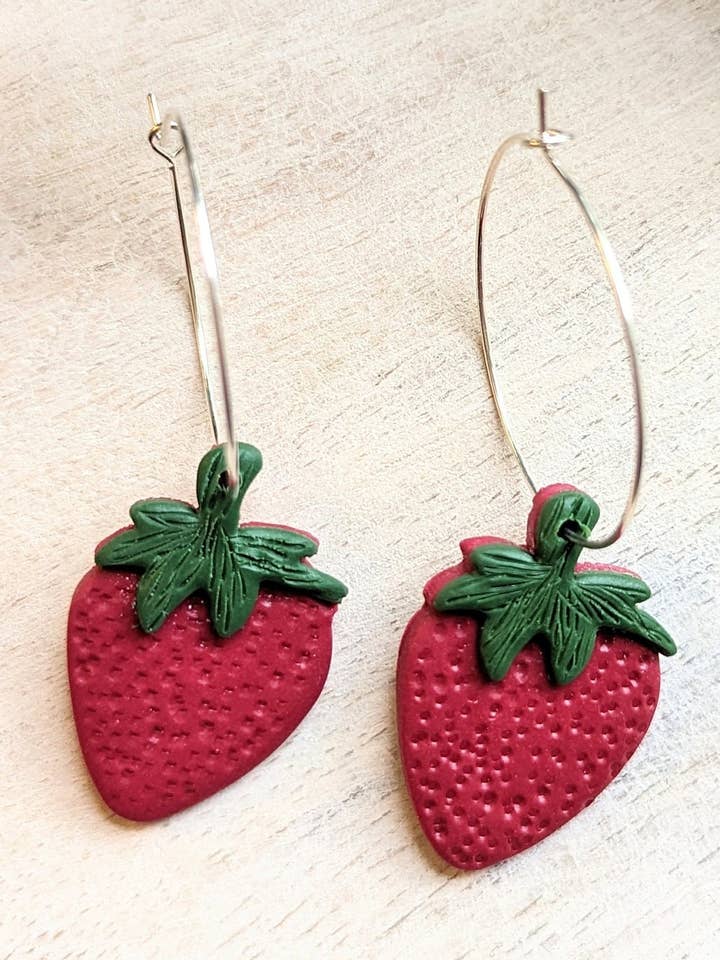 Erdbeer-Tonohrringe, Fruchtohrringe, handgemachte Tonohrringe für den Großhandel von Nettie's Clayhouse