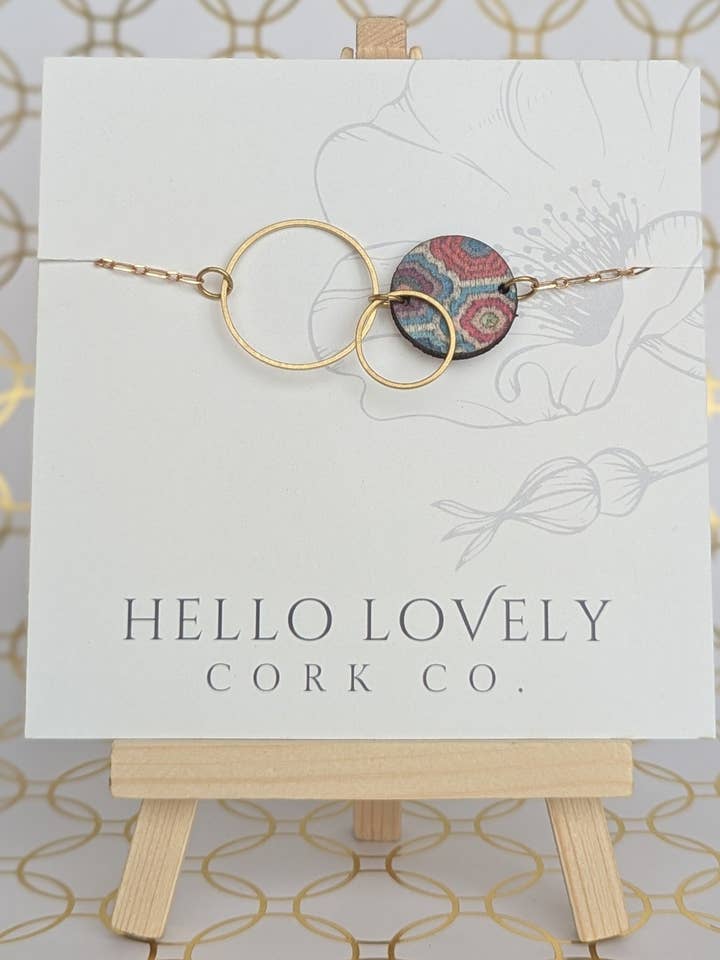 Halsband i mässing - Broderade hexagoner och vinröd för wholesale av Hello Lovely Cork Co.