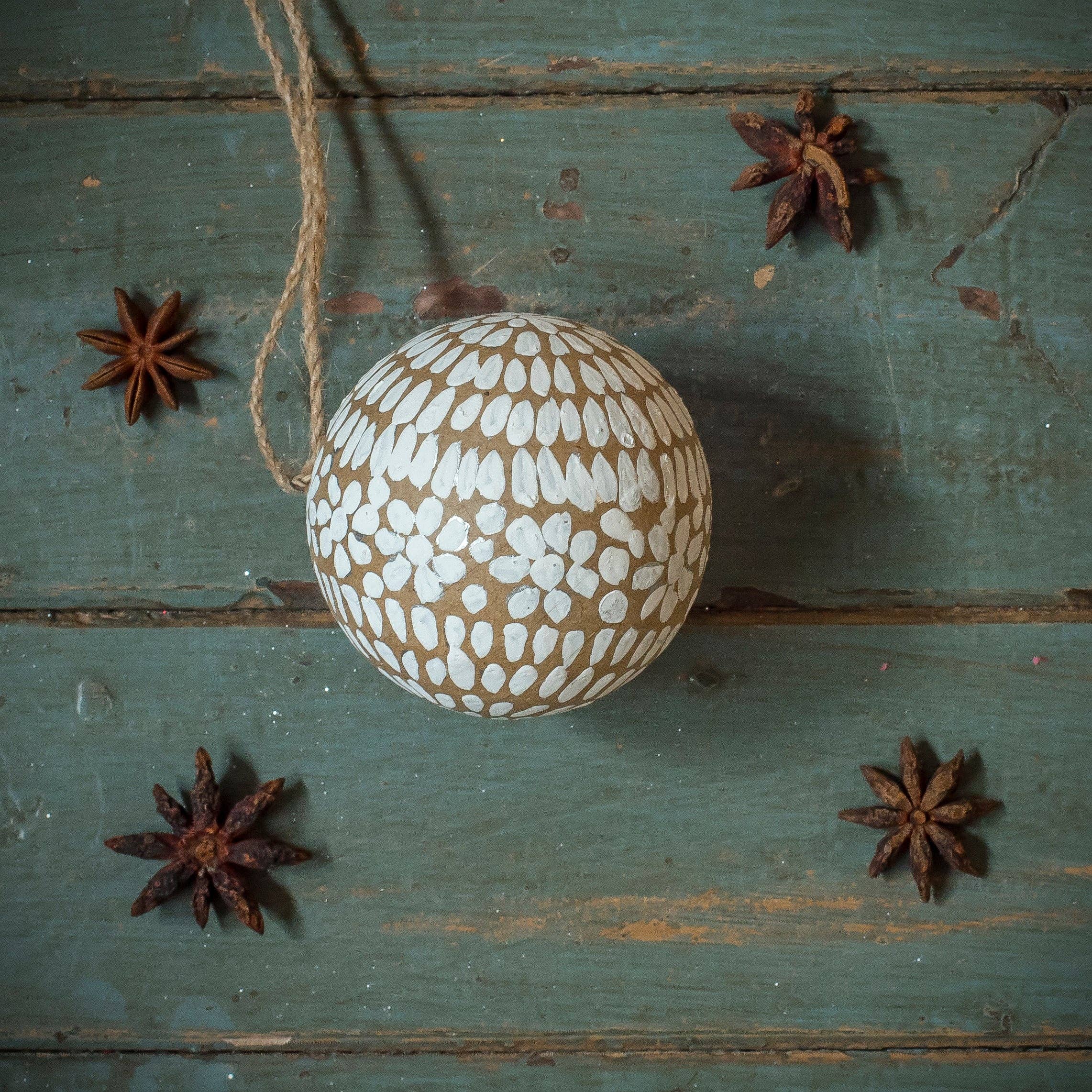 Moult - Vente Objets de décoration - Boules en papier mâché kraft avec décoration blanche - 3 modèles0