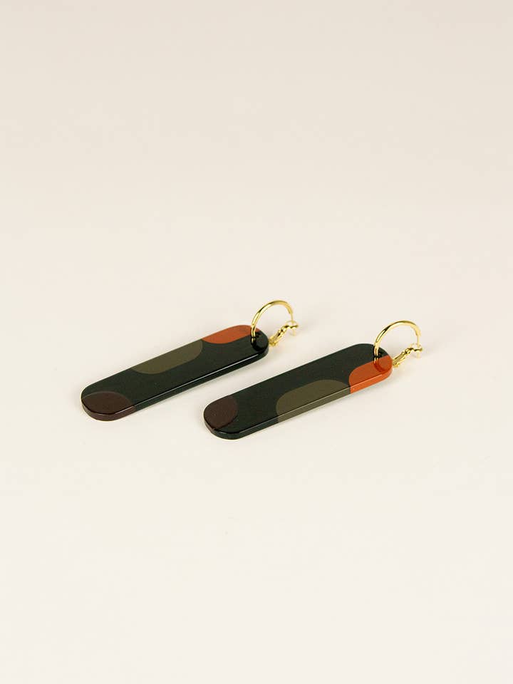 75 Nymphen-Creolen aus schwarzem Horn und khakifarbenem Lack für den Großhandel von rivêt - L'Indochineur