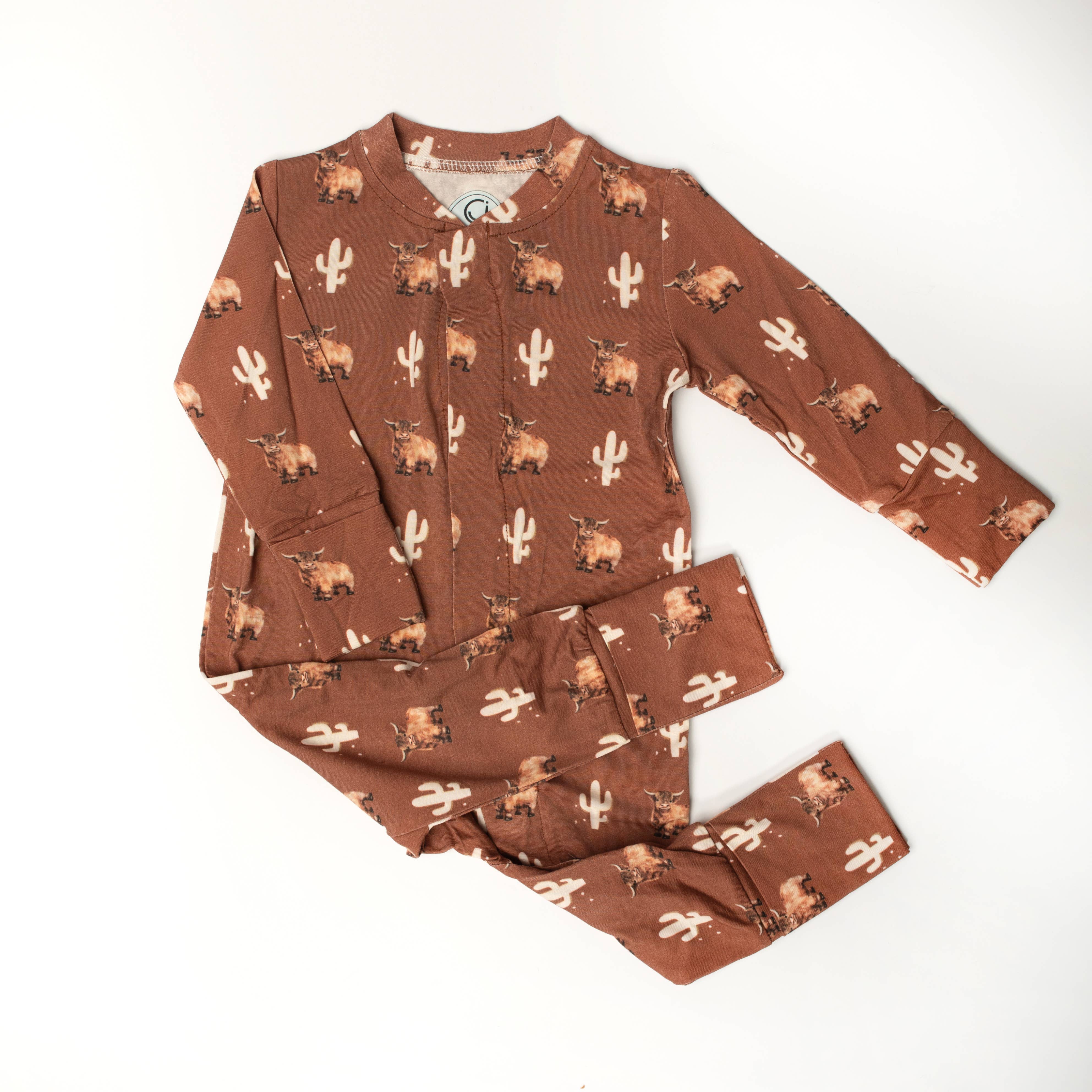 Charlie James Artisan Boutique – Fato de dormir – Bebé por atacado – Babygrow de Bambu Orgânico com Estampa de Vaca Highland e Cacto2