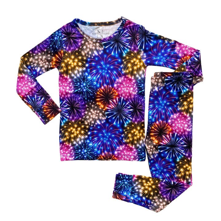Ensemble de pyjama 2 pièces Fireworks pour la vente par Nev Clothing