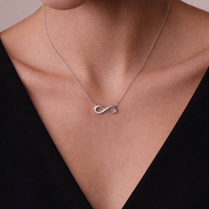 Collier Infini Étincelle Sans Fin pour la vente par Karen Cole Timeless Treasures