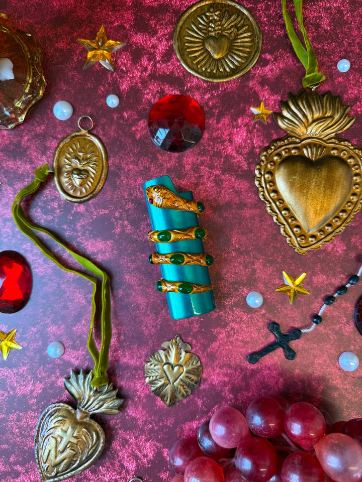 Étui à briquet Jardin d'Éden pour la vente par A Shop of Things