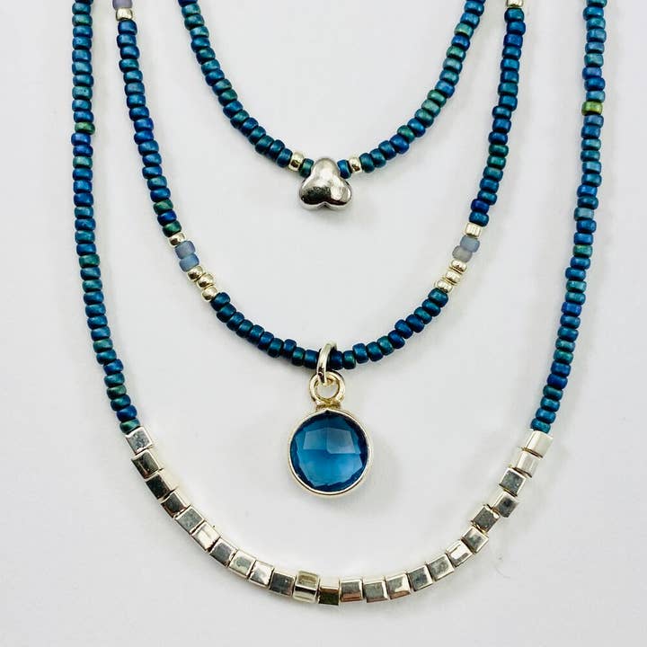 Blues Ensemble de collier triple perles - Minuscule pépite de trèfle argenté pour la vente par Sarah Crawford Handcrafted