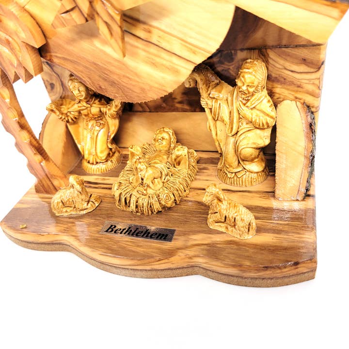 Eclectic Woodchuck - Venta al por mayor Decoración de belenes - Nacimiento musical de madera de olivo con figuras de yeso