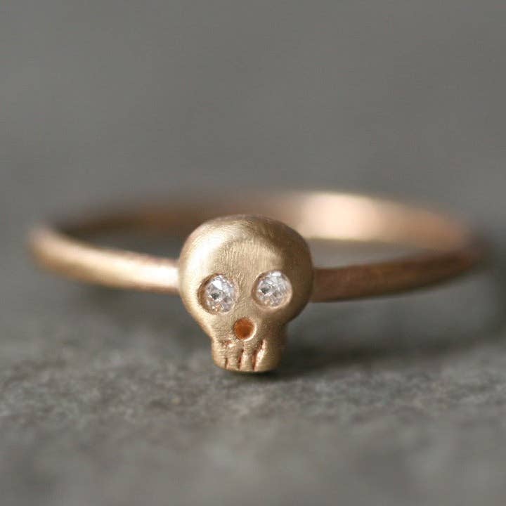Bague Baby Skull en or 14 carats avec diamants pour la vente par Michelle Chang