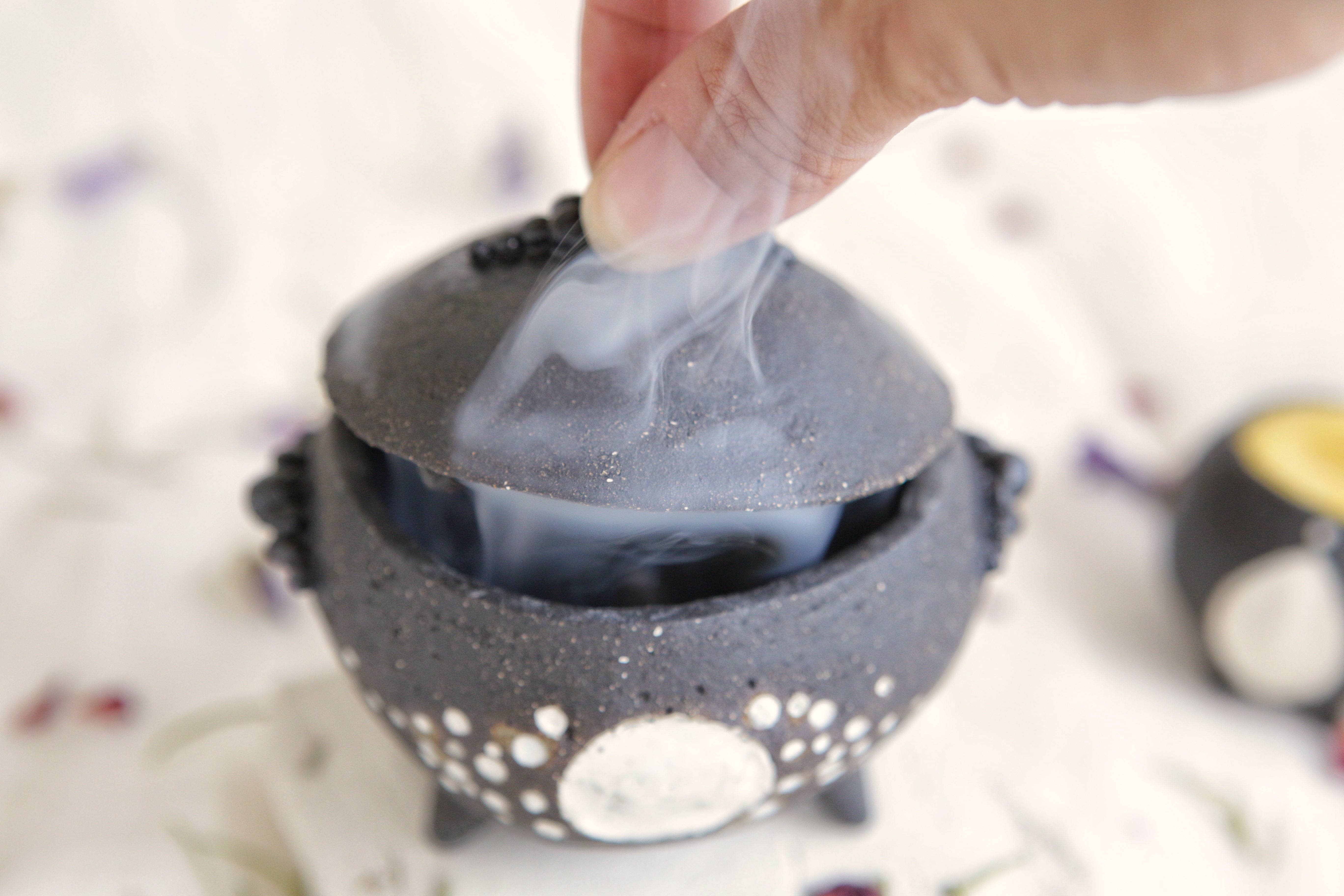 Nuria Vela Ceramica - Vente Porte-encens - Chaudron en céramique noir et blanc avec couvercle et poignées4