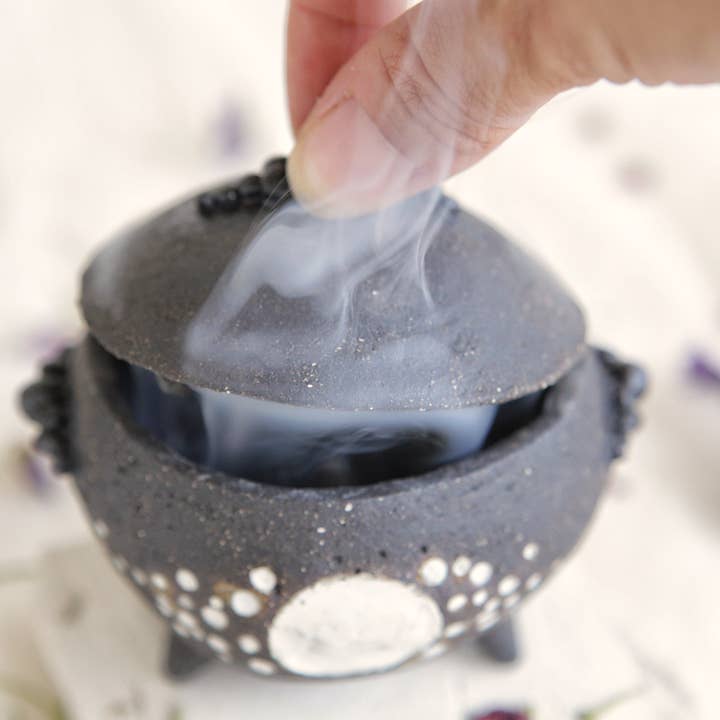 Nuria Vela Ceramica - Vente Porte-encens - Chaudron en céramique noir et blanc avec couvercle et poignées4