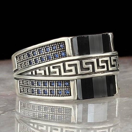 Anello con zirconi cubici neri e micropietre blu per la vendita all'ingrosso da parte di Ephesus Jewelry