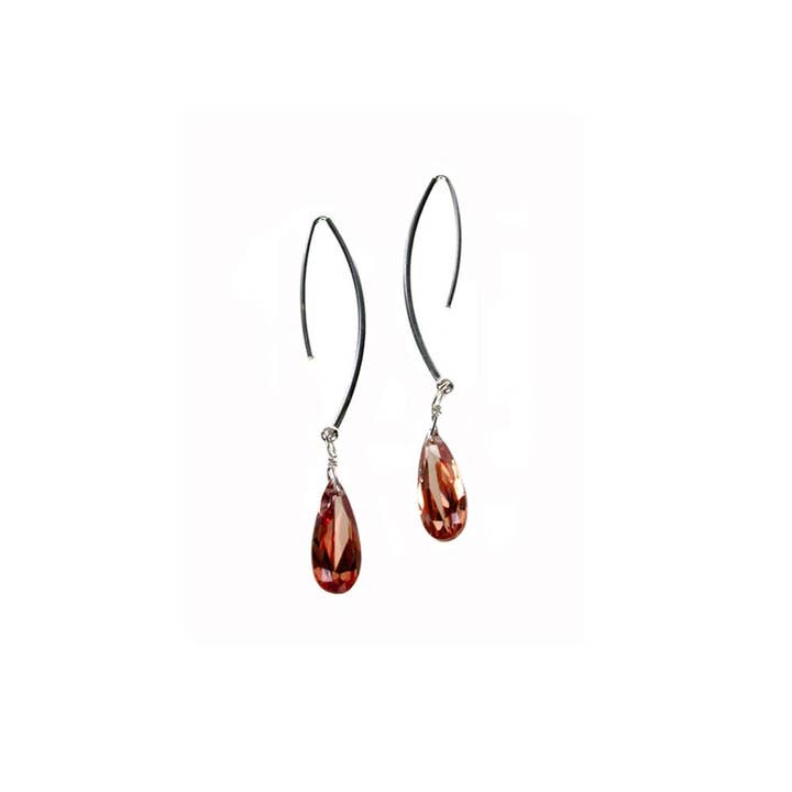 Boucles d'oreilles en fil d'argent avec goutte de cristal pour la vente par Erica Zap Designs