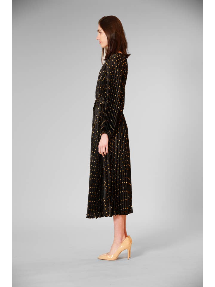 ORO NEGRO VESTIDO MAXI CON PLIEGUES, MANGA LARGA Y CINTURÓN EN LA CINTURA de venta al por mayor en Faire2