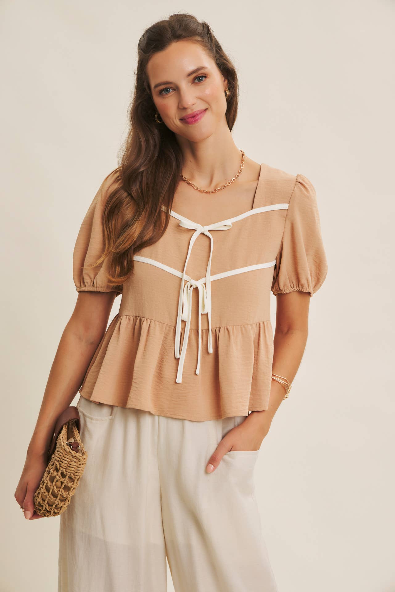 in february - Vente Chemisier – femme - BLOUSE BABYDOLL CHARMANTE AVEC NŒUDS CONTRASTÉS1