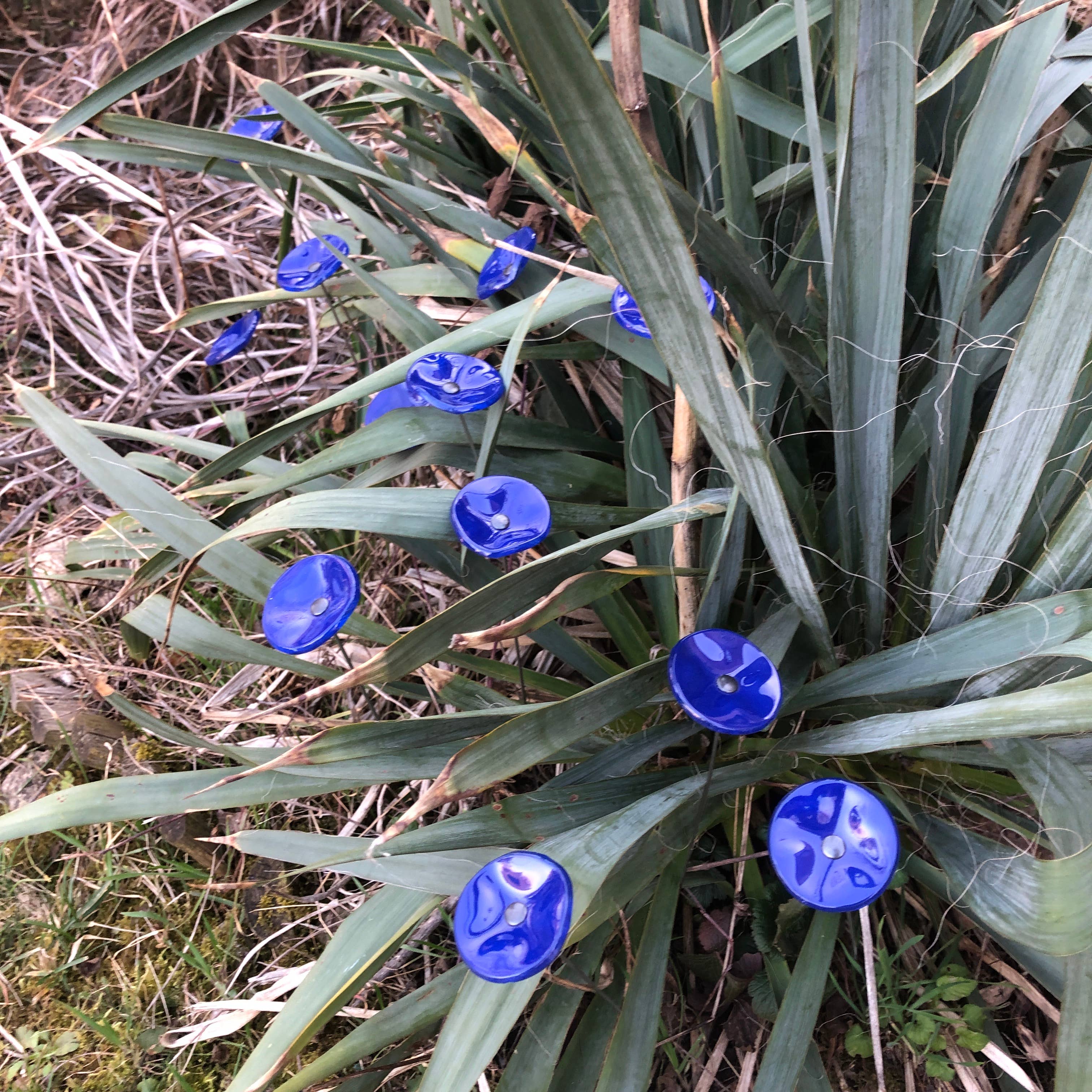 CARNEOL GLASS - Wholesale Garden/Lawn Stake - Small Glass Flower For Outside In L.Blue19