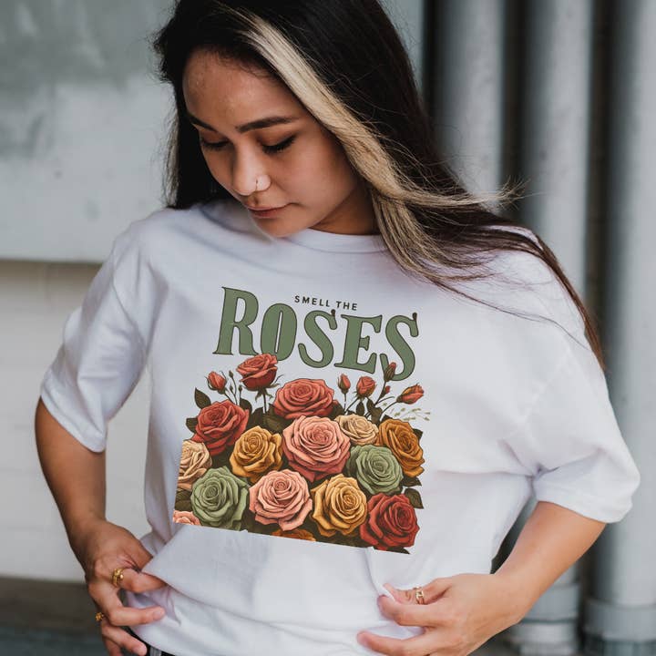 Ruik de Rozen Bloemen T-shirt, Rozen Shirt, Vintage Shirt voor wholesale door The Wick & Burn