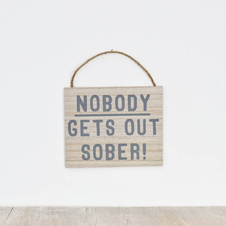 Gruccia in legno «Nobody Gets Out Sober», 17 cm per la vendita all'ingrosso da parte di Gainsborough Giftware x Portland Living