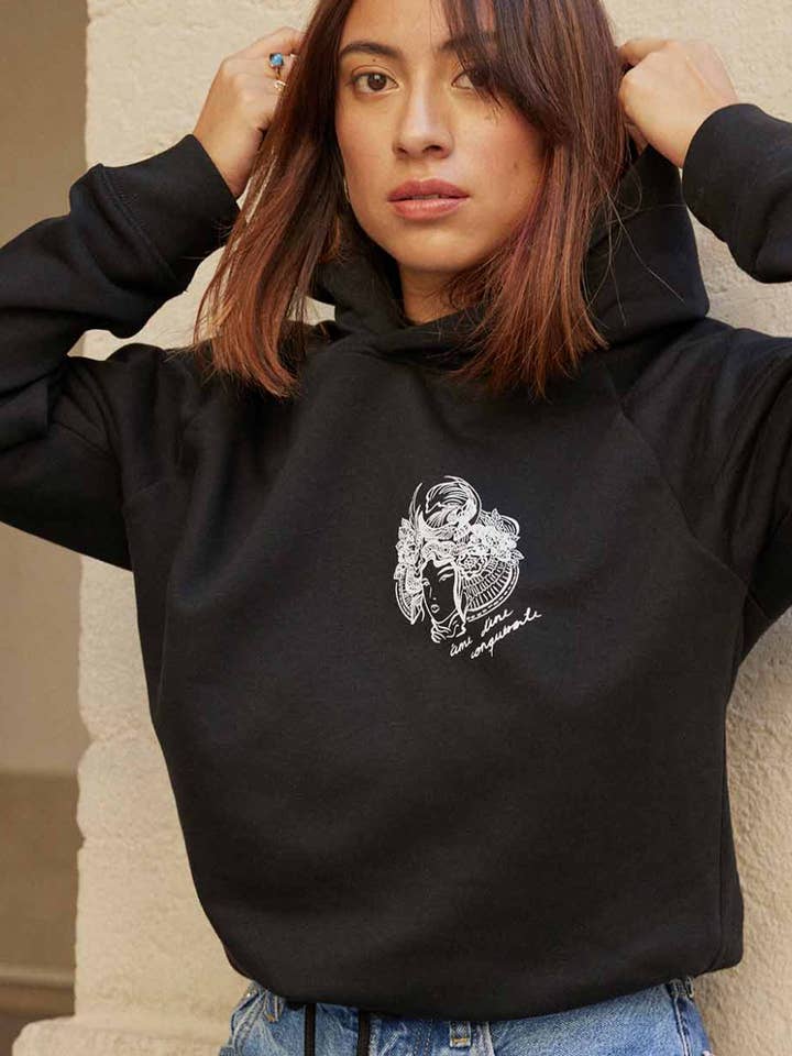 Felpa nera con cappuccio GOZEN, cotone biologico per la vendita all'ingrosso da parte di Leonor Roversi