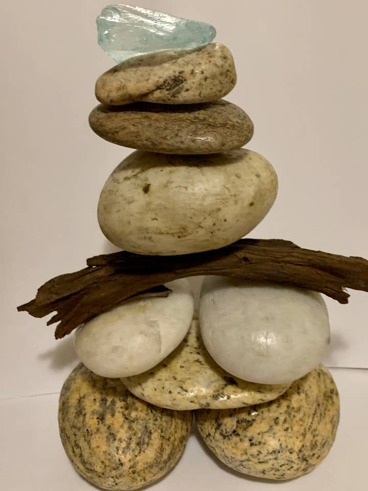 Grand cairn unique à 8 pierres avec bois flotté et quartz aqua aura pour la vente par Cairns & Creations by ECW