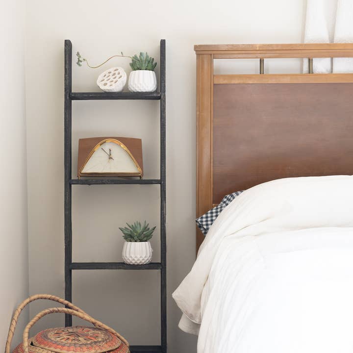 HomeRoots – wholesale Fristående hylla – 4 steg rustik svart trä stege hylla1