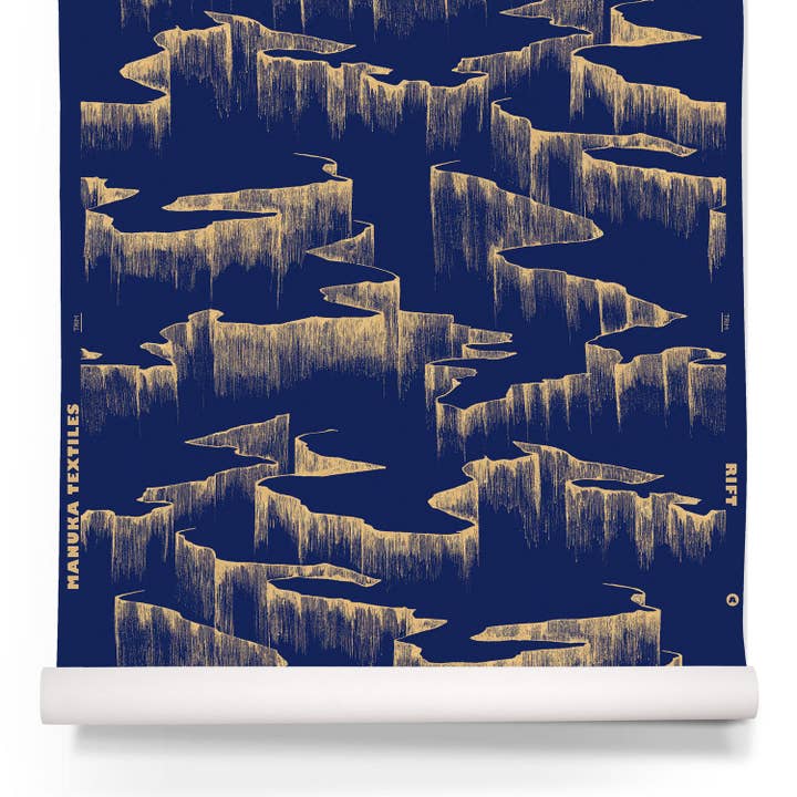 Papier peint Rift, or métallique sur bleu lapis-lazuli pour la vente par Manuka Textiles