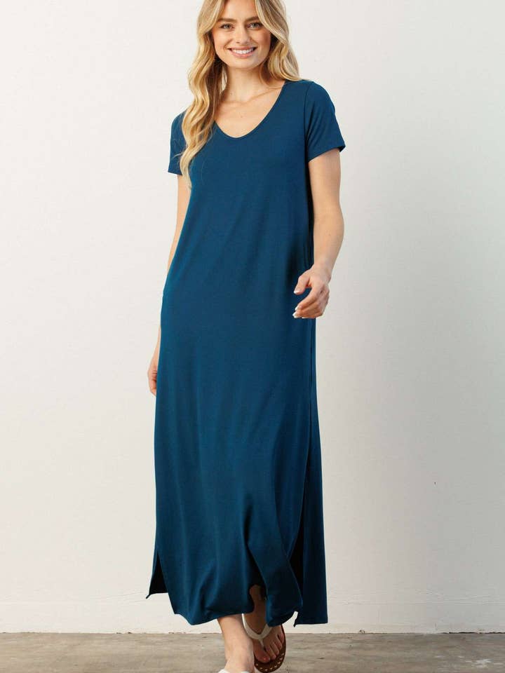 MAXIKLEID AUS JERSEY MIT SEITLICHER SCHLITZTASCHE UND V-AUSSCHNITT für den Großhandel von mittoshop