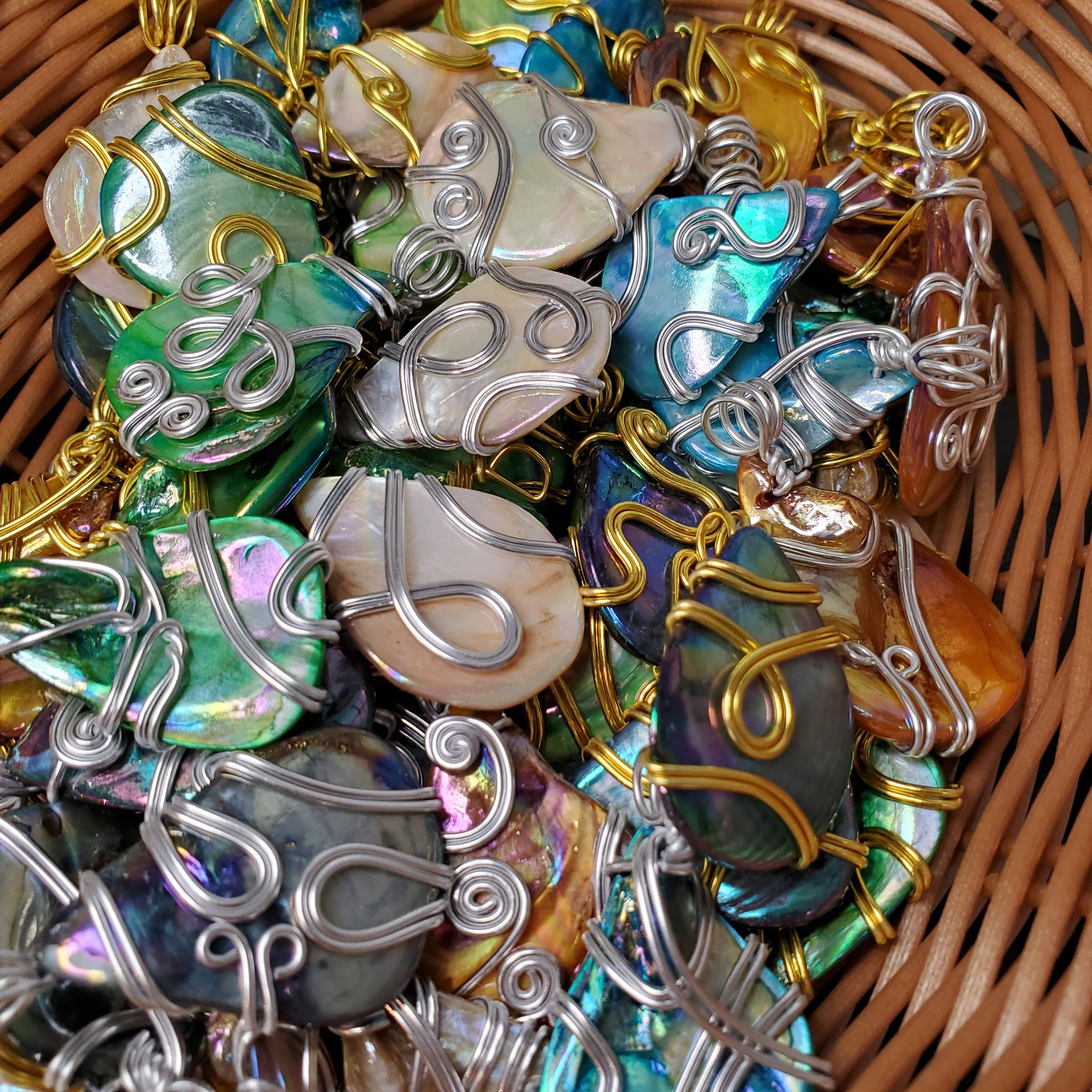 Different Branches - Venta al por mayor Abalorios/colgantes individuales - Colgantes únicos de concha envueltos en alambre, joyería artesanal9