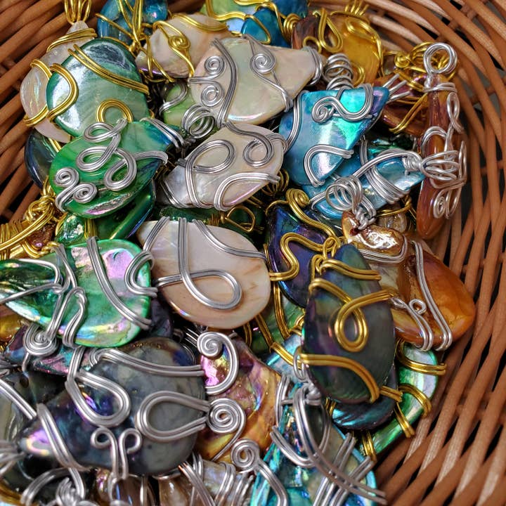 Different Branches - Vendita all'ingrosso Ciondolo/pendente - Pendenti a conchiglia avvolti in filo metallico Gioielli unici9