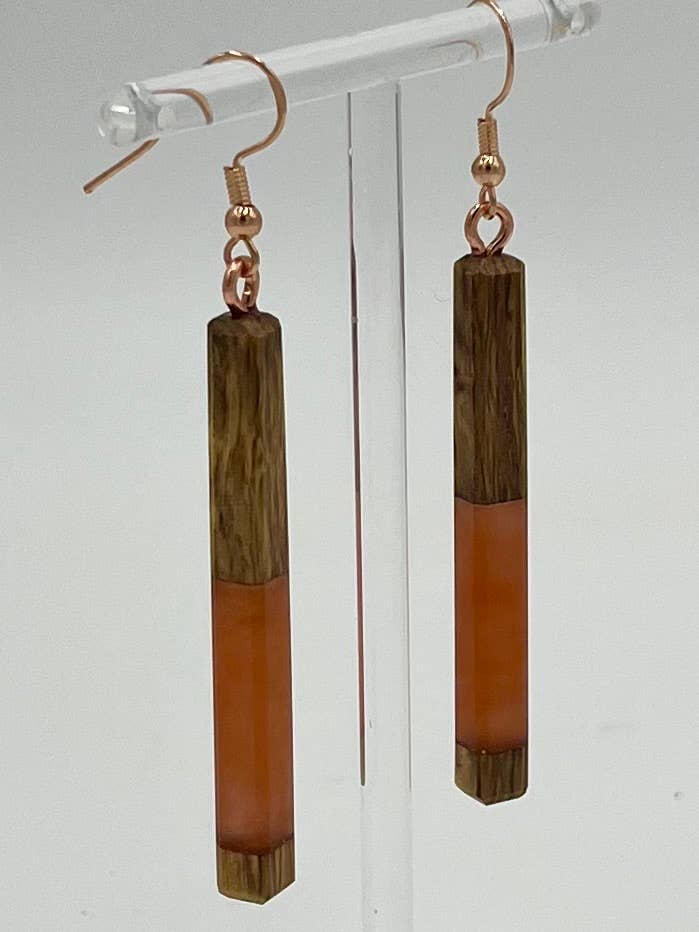 Boucles d'oreilles en résine de chêne noir ambré pour la vente par Wood & Resin Handmade