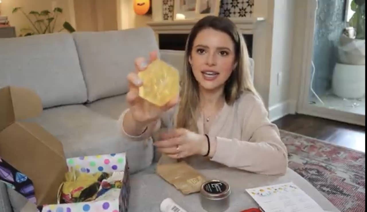 Bubble Bee Soapery - Wholesale Zeepblok - Honingraat Queen Bee Zeepbar Kamperfoelie Geurend1