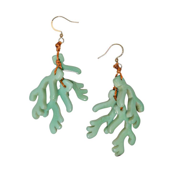 Addison örhängen med handskarvade tagua-korallformer för wholesale av Organic Tagua Jewelry