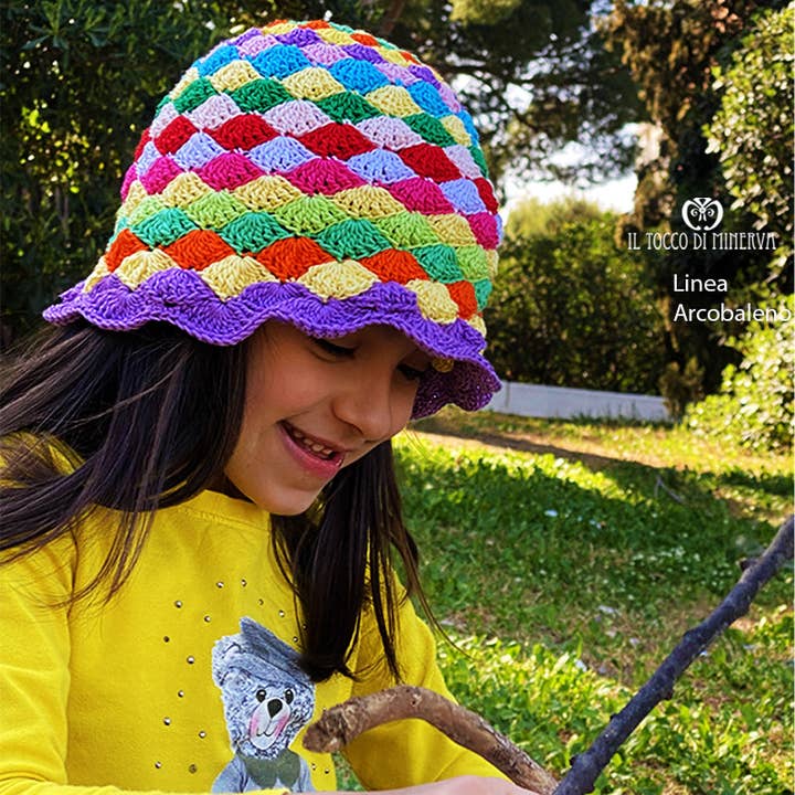 Cappello Bimba Cotone Linea Arcobaleno - Fatto a Mano per la vendita all'ingrosso da parte di Il Tocco di Minerva