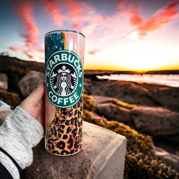 BICCHIERE GLITTERATO STARBUCKS CON STAMPA CHEETAH DA 20 once per la vendita all'ingrosso da parte di Jaybird Boutique Co.