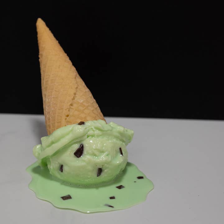 Just Dough It! Fake Foods – wholesale Dekorativt bordsobjekt – Falska smältande Mint choklad Chip Glass Cone