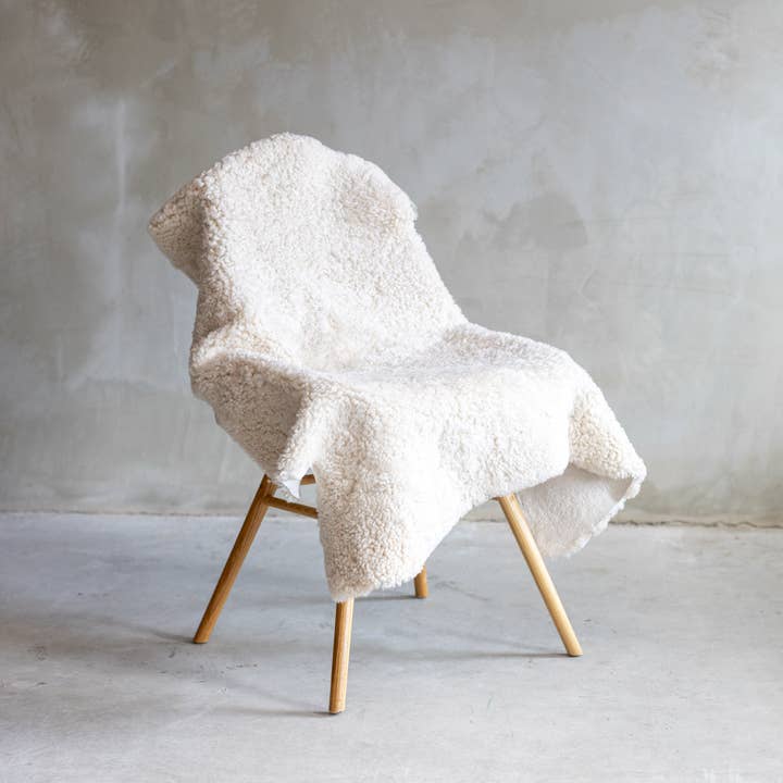 Van Buren – wholesale Chair – Crossbreed sheepskins | 4 colors