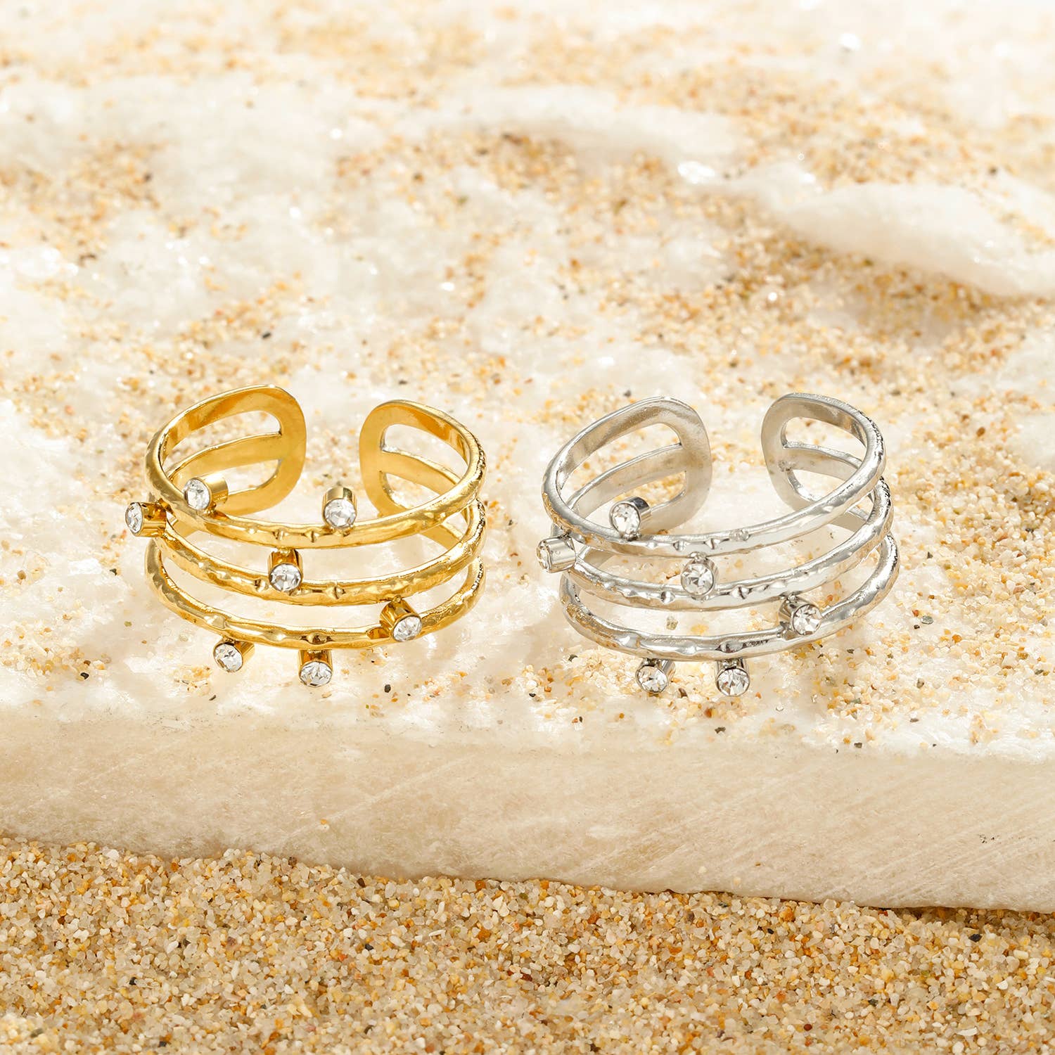 Kapyco - Vendita all'ingrosso Anelli multipietra - Anello in acciaio inox BG310154 con cristalli e effetto martellato2