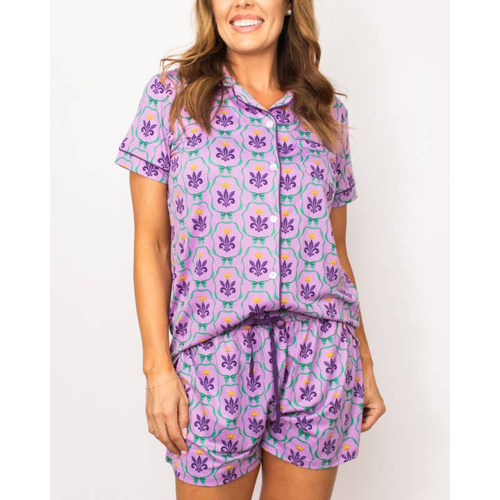 Mardi Bow Korte Mouw Knoopsluiting Slaapshirt Lichtpaars/Meerkleurig -Assorti. voor wholesale door The Royal Standard