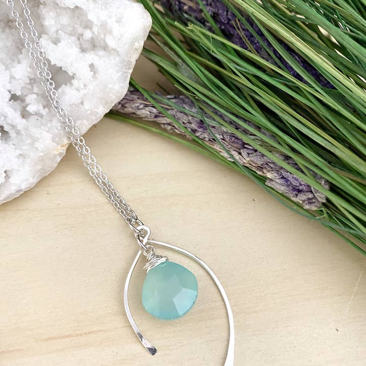 Pyrite and Pearls – Großhandel Kette mit Anhänger/Charm – Wunsch Knochen Halskette mit einem aqua blauen Chalcedon Edelstein Drop