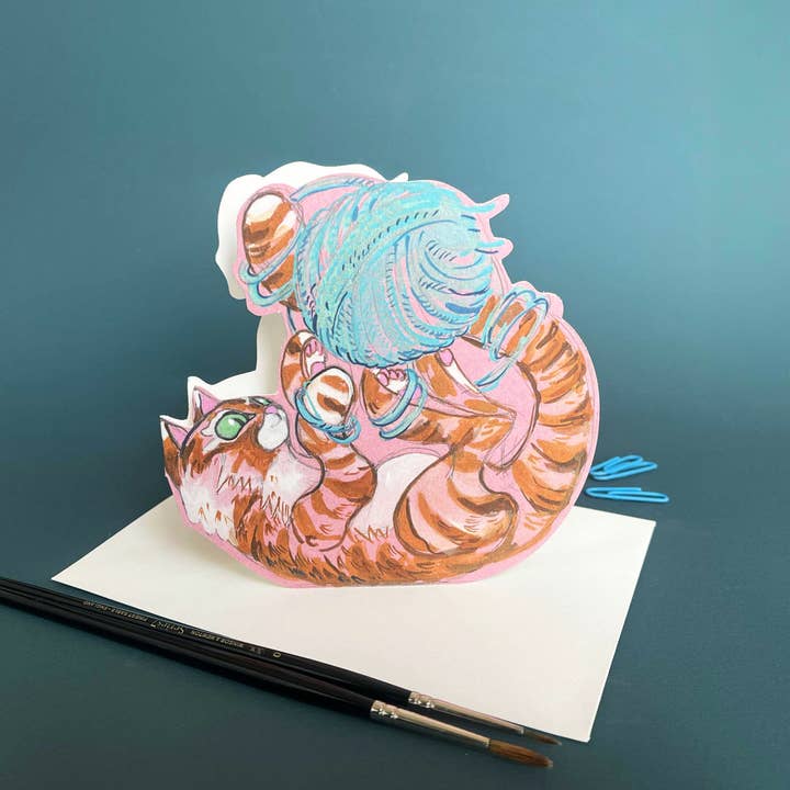 Gatto che gioca con un gomitolo di lana - Biglietto di auguri sagomato per la vendita all'ingrosso da parte di The DM Collection ( We cover US import Duties)
